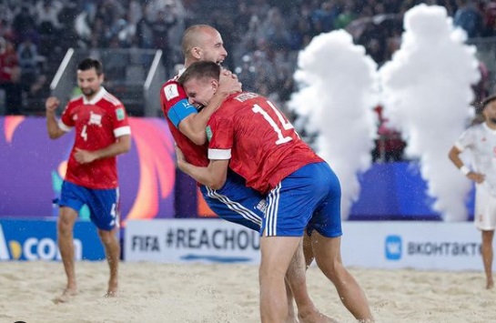 Россияне вышли в полуфинал домашнего ЧМ по пляжному футболу - фото