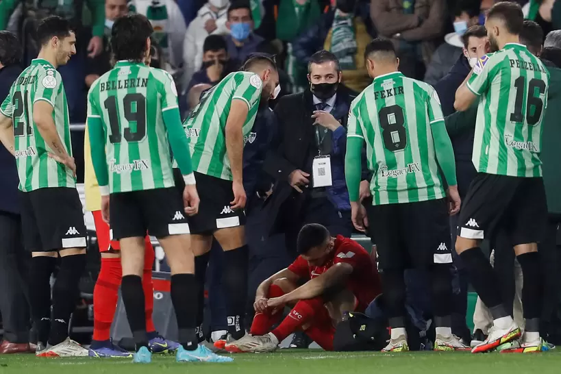 Футболист «Севильи» Жуан Жордан пострадал из-за поведения болельщиков «Бетиса» в матче 1/8 финала Королевского Кубка Испании
