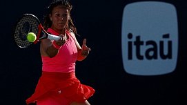 Украинская теннисистка и Касаткина пожали друг другу руки на турнире WTA-1000 - фото